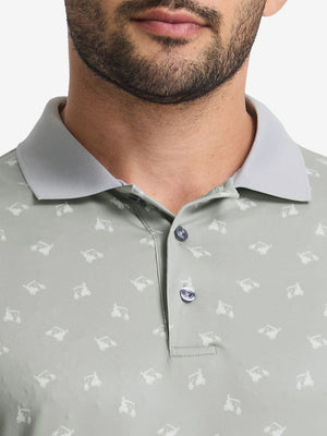 Front view from nose to chest of model wearing  grey golf car premium ribbed collar print polo shirts